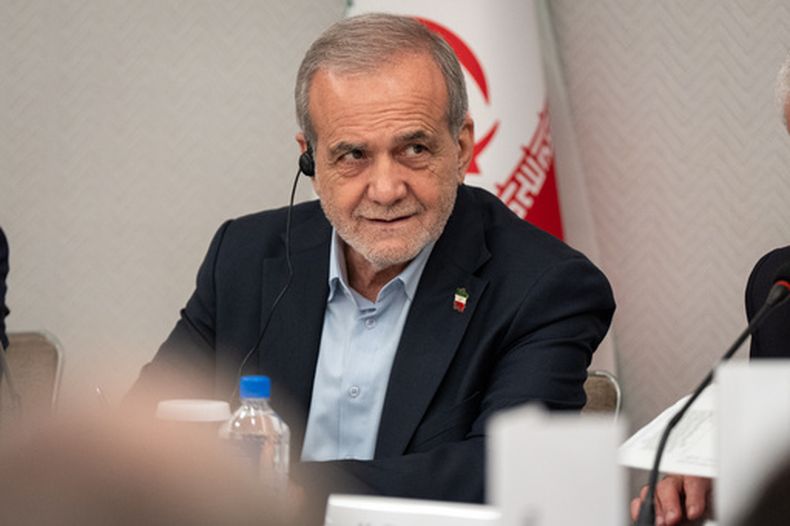 ARCHIVO - El presidente de Irán, Masoud Pezeshkian, escucha preguntas de reporteros durante una conferencia de prensa, en Nueva York, el 26 de septiembre de 2025. (AP Foto/Angelina Katsanis, archivo)