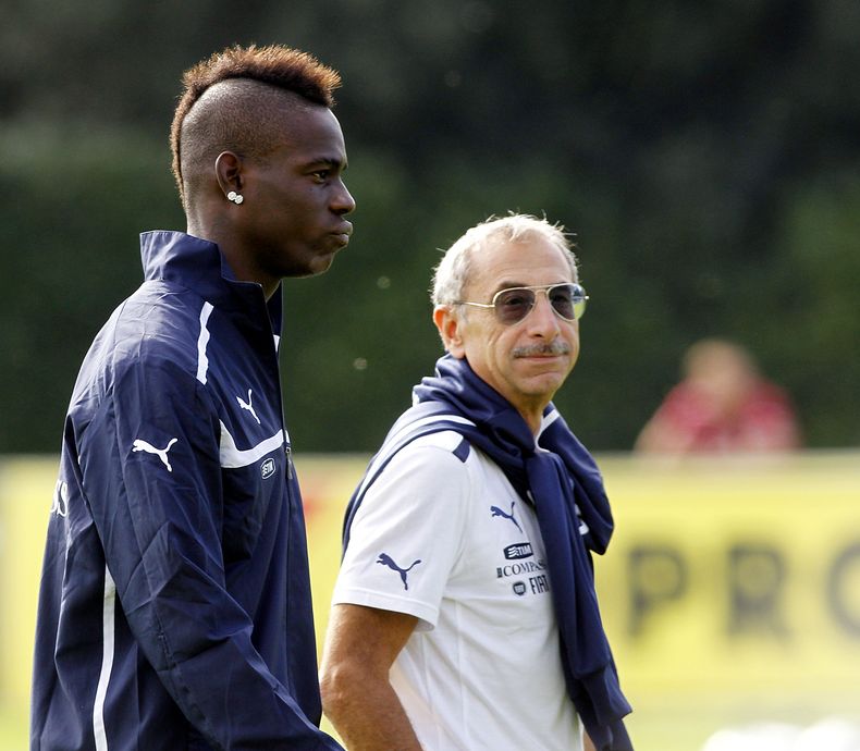 El jugador de la selecci&oacute;n de Italia, Mario Balotelli, izquierda, camina en un entrenamiento junto con el m&eacute;dico de la selecci&oacute;n, Enrico Castellacci, el mi&eacute;rcoles, 9 de octubre de 2013, cerca de Florencia, Italia. (AP Photo/Fab