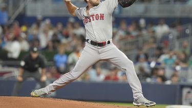 Kutter Crawford, de los Medias Rojas de Boston, lanza en el primer inning del juego del martes 2 de julio de 2024, ante los Marlins de Miami (AP Foto/Marta Lavandier)