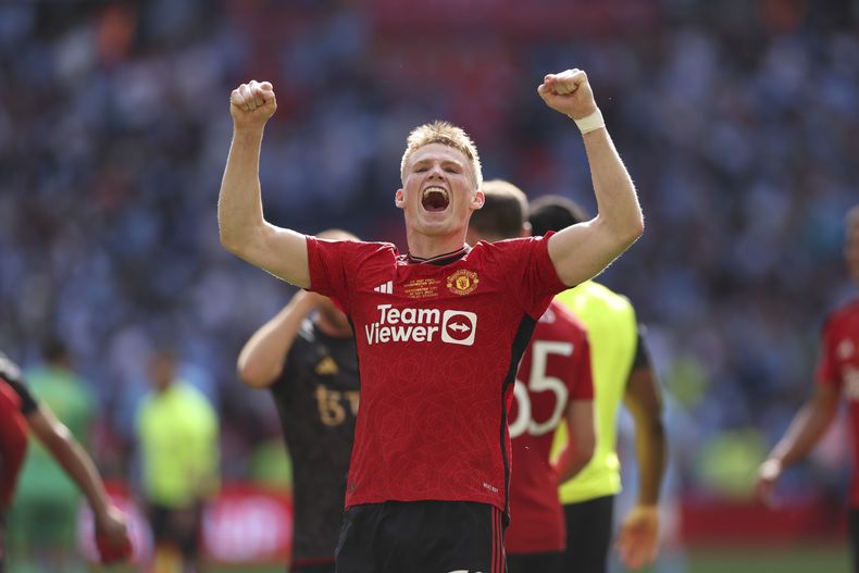 Scott McTominay del Manchester United celebra tas la victoria de su equipo en la final de la Copa FA ante el Manchester City en el Estadio de Wembley el sábado 25 de mayo del 2024. (AP Foto/Ian Walton)