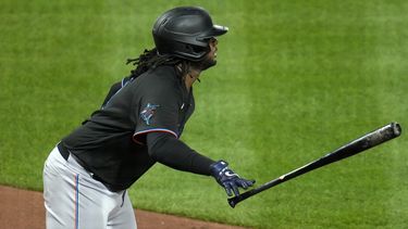 Josh Bell, de los Marlins de Miami, empuja un par de carreras con un doble en el encuentro del viernes 29 de septiembre de 2023, ante los Piratas de Pittsburgh (AP Foto/Gene J. Puskar)