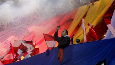 americateve | Hinchas del Atl&eacute;tico de Madrid que ocupan la secci&oacute;n del estadio donde se ubica la barra brava "Frente Atl&eacute;tico" animan durante un partido el 23 de febrero de 2012 en el estadio Vicente Calder&oacute;n. (AP Photo/Paul White,