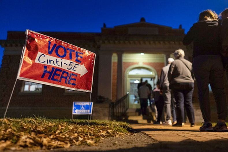 ARCHIVO – Un grupo de votantes forma una fila para entrar en el centro de votación en el Observatorio Cincinnati el día de la elección, el 5 de noviembre de 2024, en Cincinnati. (AP Foto/Carolyn Kaster, Archivo)