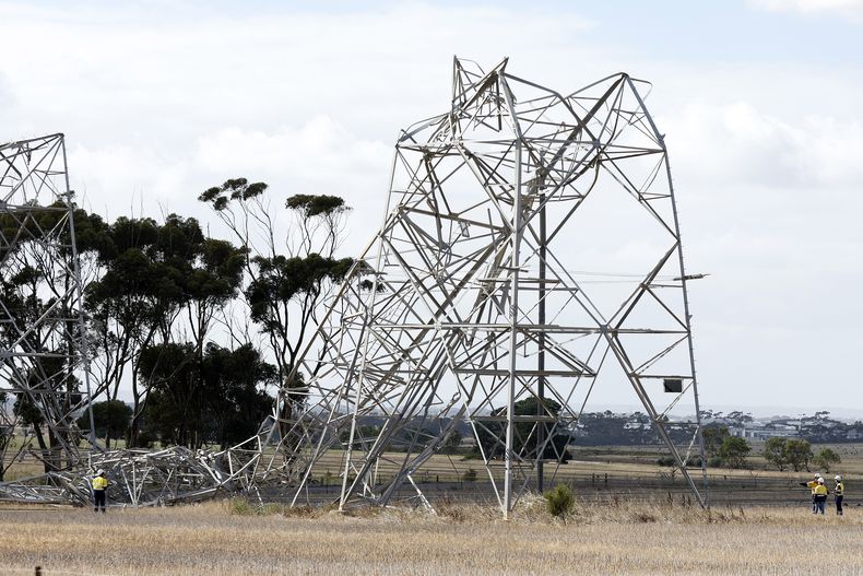 Trabajadores inspeccionan torres de transmisión eléctrica dañadas por el mal tiempo a las afueras de Melbourne, Australia, el 14 de febrero de 2024. (Con Chronis/AAP Image vía AP)