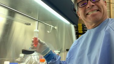 hombre arrestado despues de supuestamente inyectar a personas una falsa vacuna covid-19