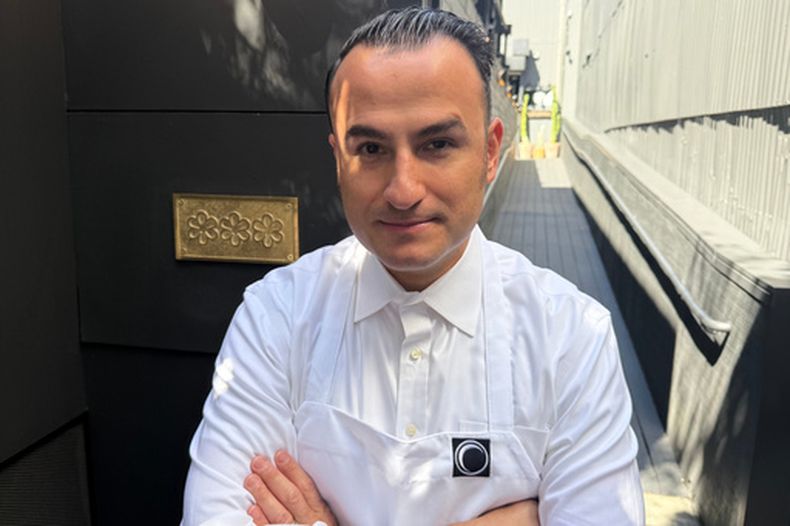 El chef Val Cantú, copropietario de Californios, posa frente a su placa de tres estrellas Michelin, el jueves 16 de julio de 2026, en San Francisco. (AP Foto/Haven Daley)