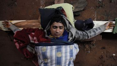 paraguay: choferes y ex obreros se crucifican en protesta
