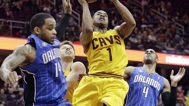 americateve | Jarrett Jack (1), de los Cavaliers de Cleveland, tira entre Jameer Nelson (14) y Arron Afflalo (4), del Magic de Orlando, en el tiempo extra del juego del jueves 2 de enero de 2014, en Cleveland. (Foto AP/Tony Dejak)