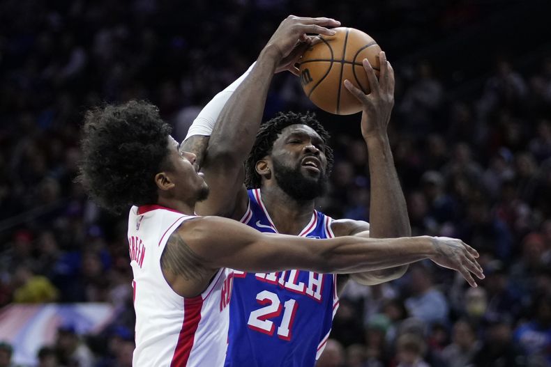 Joel Embiid (derecha) de los 76ers de Filadelfia intenta anotar ante Jalen Green de los Rockets de Houston, el lunes 15 de enero de 2024, en Filadelfia. (AP Foto/Matt Slocum)