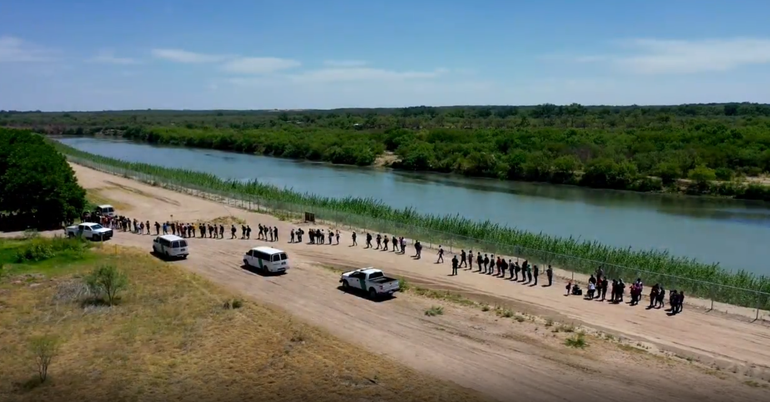Captado en cámara como un grupo de cubanos entra por la frontera de México con Estados Unidos