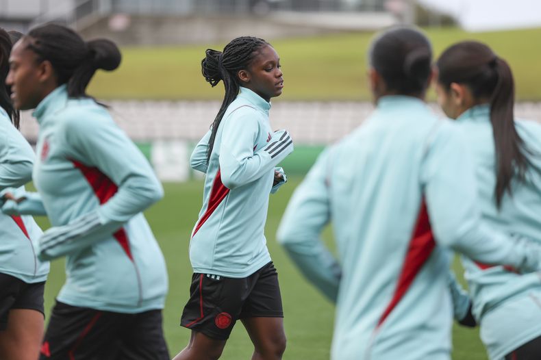 La delantera colombiana Linda Caicedo (centro) durante un entrenamiento en el Mundial femenino, el lunes 24 de junio de 2023, en Sídney. (AP Foto/Jessica Gratigny)