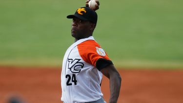 americateve | El cubano Vicyhandri Odelin lanza en el primer inning del juego del martes 4 de febrero de 2014, frente a Puerto Rico, en la Serie del Caribe que se realiza en Porlamar, Venezuela (AP Foto/Fernando Llano)