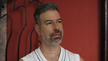El director David Pablos de la película En el camino posa para un retrato en el Festival de Cine de Morelia en México, el miércoles 15 de octubre de 2025. (Foto AP /Berenice Bautista)