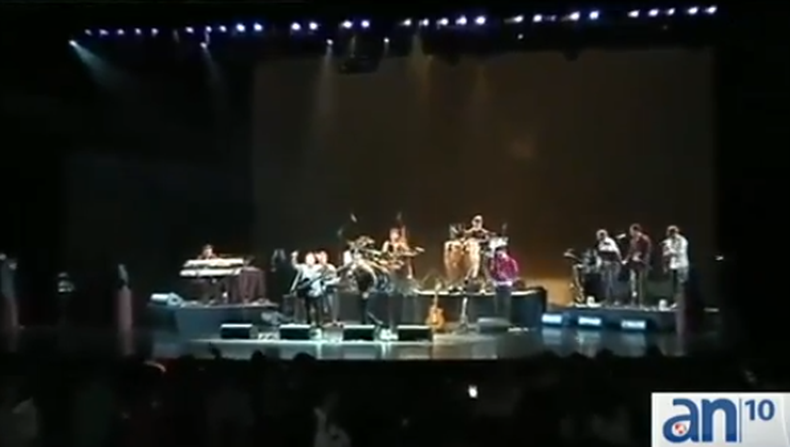 Mientras afuera el exilio protestaba, dentro del teatro unas mil doscientas personas apoyaron el concierto.