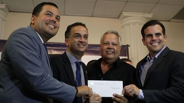 alcaldes reciben su cheque de $1 millon