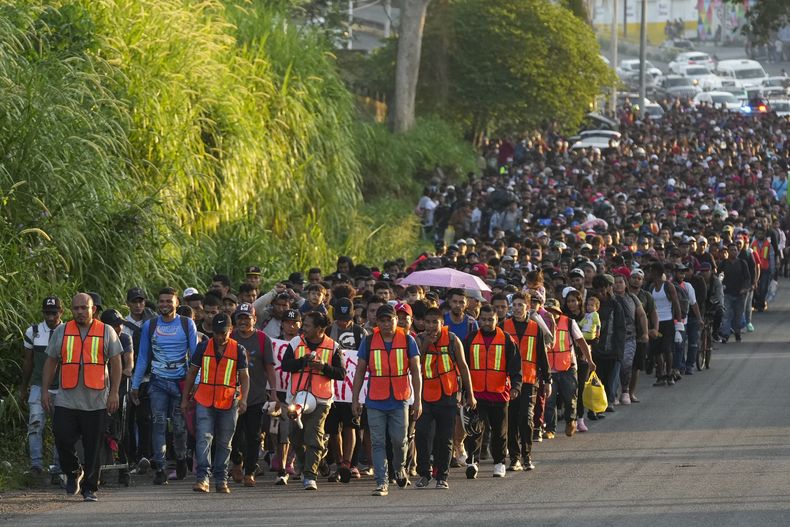 Migrantes salen de Tapachula, México, con la esperanza de llegar a la frontera norte del país y finalmente a Estados Unidos, el martes 5 de noviembre de 2024. (AP Foto/Moises Castillo)