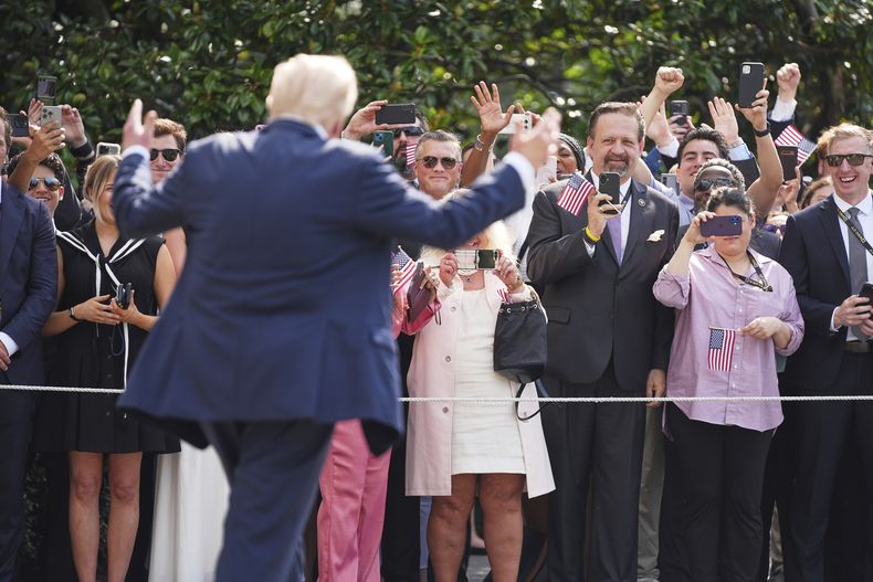 El presidente de Estados Unidos, Donald Trump, sale de la Casa Blanca, el viernes 11 de julio de 2025, en Washington. (AP Foto/Evan Vucci)