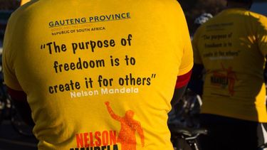 americateve | En esta foto del domingo 20 de julio de 2014, un ciclista viste la camiseta con la frase de Nelson Mandela "El prp&oacute;sito de la libertad es crearla para los dem&aacute;s". Pero una "o" dem&aacute;s convirti&oacute; a "freedom