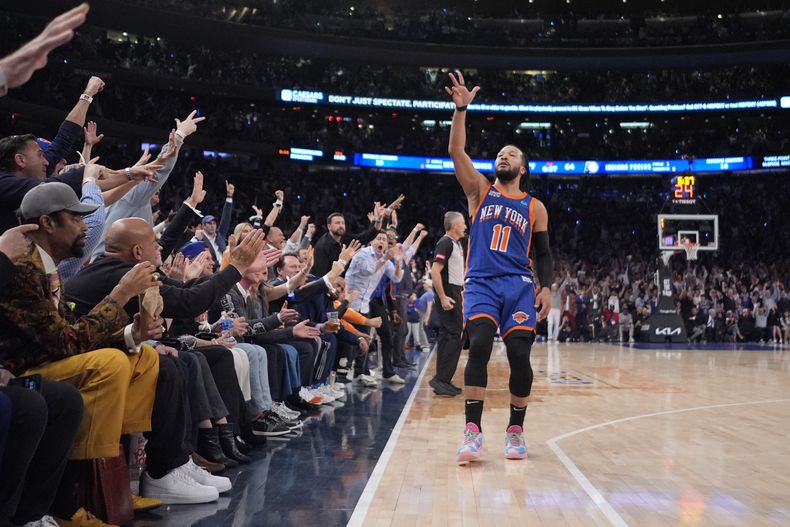 Jalen Brunson, de los Knicks de Nueva York, festeja tras atinar un triple ante los Pacers de Indiana, en el quinto partido de la semifinal de la Conferencia Este, el martes 14 de mayo de 2024 (AP Foto/Frank Franklin II)