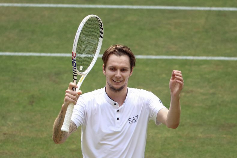 El kazajo Alexander Bublik celebra después de ganarle al alemán Alexander Zverev en las semifinales del Abierto de Halle, el sábado 24 de junio de 2023. (Friso Gentsch/dpa vía AP)