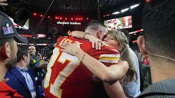 ARCHIVO - Taylor Swift abraza al ala cerrada de los Chiefs de Kansas City, Travis Kelce, después del partido del Super Bowl 58 de la NFL contra los 49ers de San Francisco, el 11 de febrero de 2024, en Las Vegas. Los Chiefs ganaron 25-22 contra los 49ers. (Foto AP/Julio Cortez, archivo)