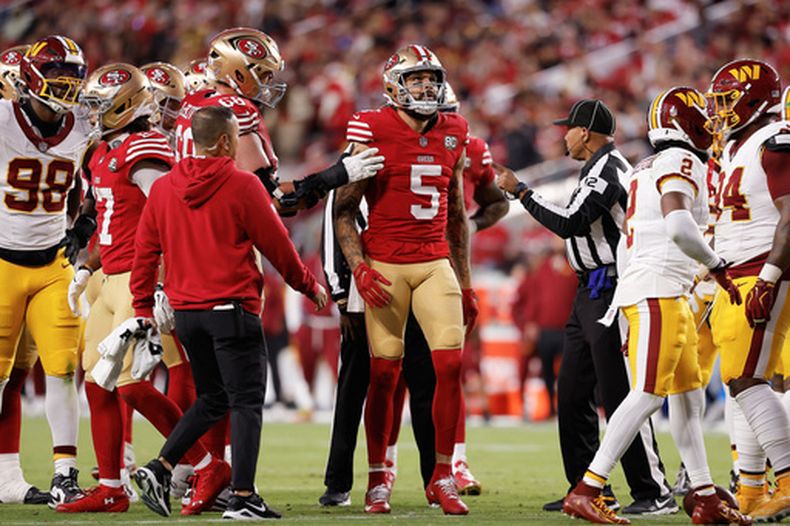 Mike Evans (5), receptor abierto de los 49ers de San Francisco, reacciona después de levantarse tras una jugada antes de salir del campo de juego en el partido de la NFL en contra de los Commanders de Washington, el lunes 19 de octubre de 2026, en Santa Clara, California. (AP Foto/Kelley L. Cox)