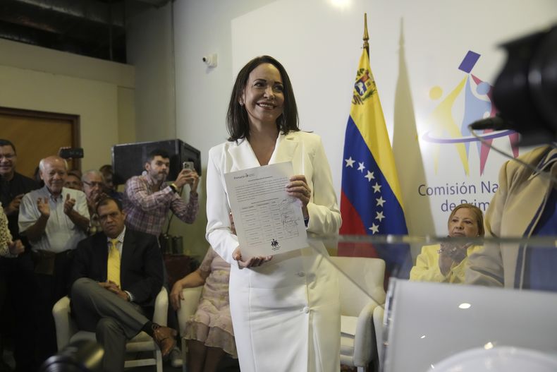 María Corina Machado asiste a una ceremonia de la Comisión Nacional de Primarias en la que se reconoció su victoria en las elecciones organizadas por la oposición para elegir un único candidato presidencial en Caracas, Venezuela, el jueves 26 de octubre de 2023. (AP Foto/Ariana Cubillos)