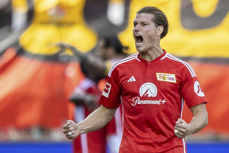 Kevin Behrens celebra tras anotar un gol para el Union Berlín en el partido contra Mainz en la Bundesliga, el domingo 20 de agosto de 2023, en Berlín. (Andreas Gora/dpa vía AP)