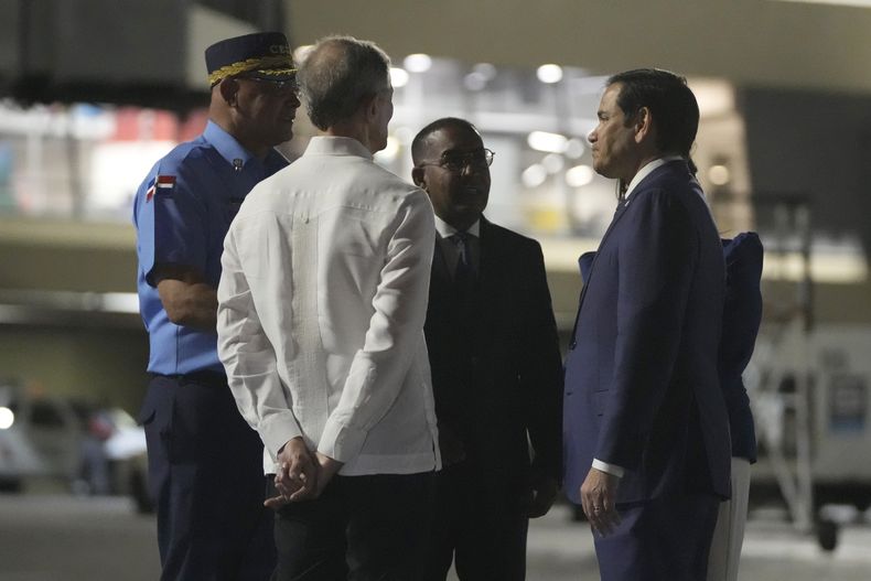 El secretario de Estado estadounidense Marco Rubio es recibido por el canciller dominicano Roberto Álvarez, segundo de izquierda a derecha, sobre la pista del Aeropuerto Internacional Las Américas, el miércoles 5 de febrero de 2025, en Santo Domingo, República Dominicana. (AP Foto/Mark Schiefelbein, foto compartida)