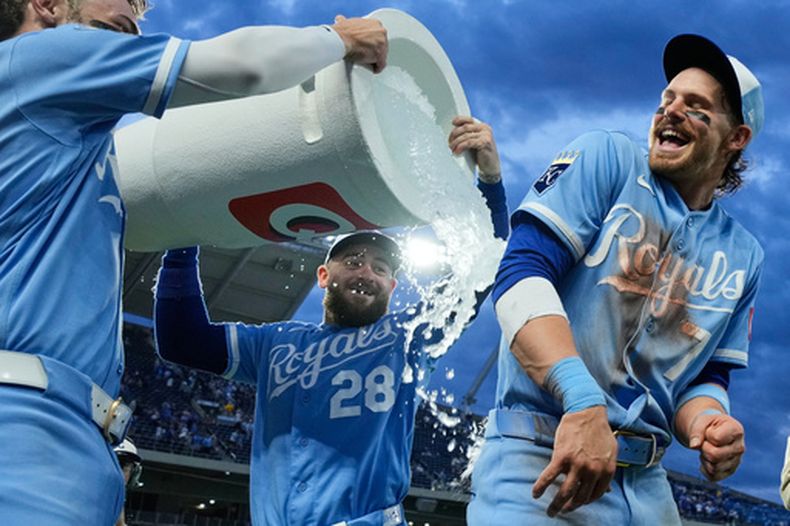 Bobby Witt Jr., de los Reales de Kansas City, es empapado con la hielera por sus compañeros Carter Jensen y Kyle Isbel (28), luego del duelo ante los Tigres de Detroit, el sábado 9 de mayo de 2026 (AP Foto/Charlie Riedel)