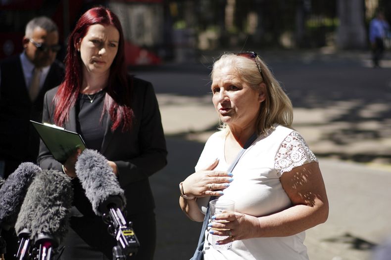 Kim Smith, hermana de Peter Sullivan, con la abogada Sarah Myatt, izquierda, habla con los medios de comunicación fuera de los Reales Tribunales de Justicia, en Londres, el martes 13 de mayo de 2025, tras la revocación de la condena de Sullivan, que pasó 38 años en una prisión británica. (Ben Whitley/PA vía AP)