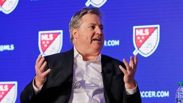 El propietario principal de Los Angeles FC, Larry Berg, hace un gesto durante una entrevista en el evento de inauguración de la vigésima quinta temporada de la MLS en Nueva York, el 26 de febrero de 2020. (Foto AP/Richard Drew)