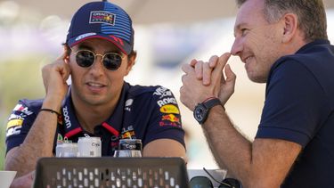 El jefe de Red Bull Christian Horner (derecha) charla con el piloto Sergio Pérez durante las pruebas de pretemporada en el circuito de Sakhir, Bahréin, el miércoles 21 de febrero de 2024. (AP Foto/Darko Bandic)