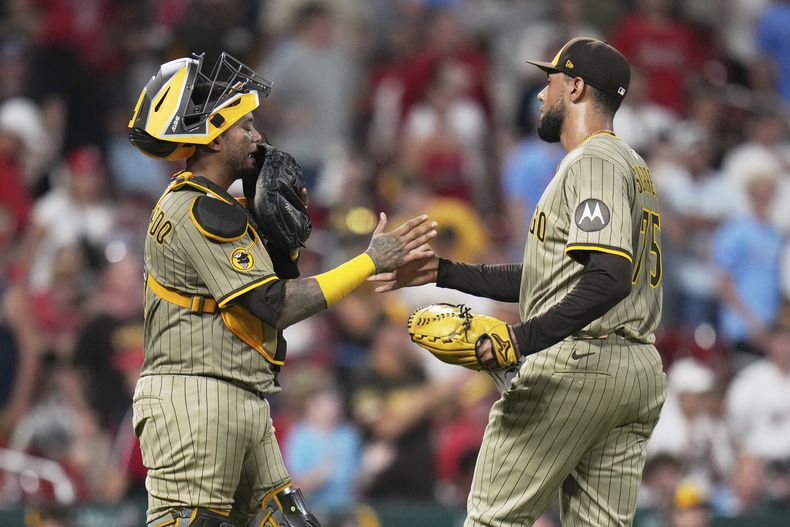 Martin Maldonado y Robert Suárez de los Padres de San Diego celebran la victoria ante los Cardenales de San Luis el sábado 26 de julio del 2025. (AP Foto/Jeff Roberson)