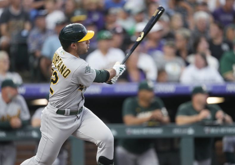 El dominicano Ramón Laureano pega un doble de dos carreras en el juego del sábado 29 de julio de 2023 ante los Rockies de Colorado (AP Foto/David Zalubowski)
