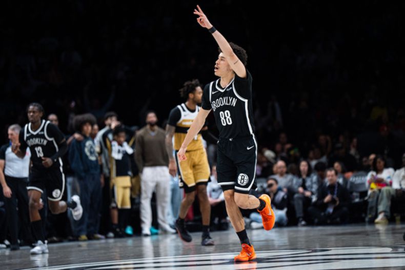 Nolan Traoré (88), guardia de los Nets de Brooklyn, celebra tras encestar un triple durante la segunda mitad de un juego de baloncesto de la NBA contra los Wizards de Washington, el domingo 5 de abril de 2026, en Nueva York. (Foto AP/Angelina Katsanis)