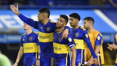 Los jugadores de Boca Juniors de Argentina se retiran de la cancha tras el final del partido contra Palmeiras de Brasil en la ida de las semifinales de la Copa Libertadores, el jueves 28 de septiembre de 2023, en Buenos Aires. (AP Foto/Gustavo Garello)