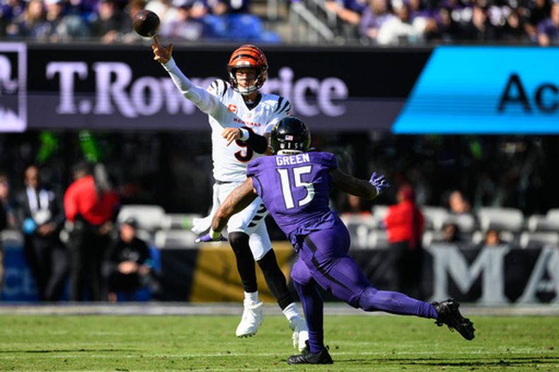 El quarterback de los Bengals de Cincinnati Joe Burrow lanza el balón bajo presión ante el linebacker de los Ravens de Baltimore Mike Green en el encuentro del domingo 25 de octubre del 2026. (AP Foto/Nick Wass)