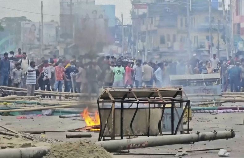 En esta imagen, tomada de un video, partidarios de la destituida primera ministra Sheikh Hasina se enfrentan con la policía en Gopalganj, Bangladesh, el 16 de julio de 2025. (AP Foto)