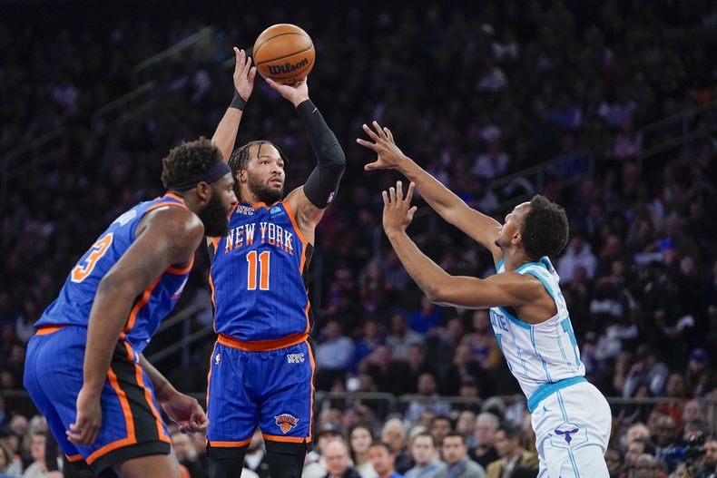 Jalen Brunson (11), de los Knicks de Nueva York, dispara sobre la marca de Ish Smith, de los Hornets de Charlotte, durante la primera mitad del juego de baloncesto de la NBA en Nueva York, el martes 28 de noviembre de 2023. (AP Foto/Peter K. Afriyie)
