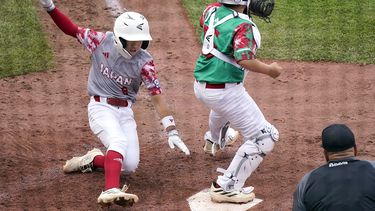 Daimu Nakano, de Japón, intenta anotar detrás del receptor mexicano Mayolo Peña, en un juego de la Serie Mundial de Pequeñas Ligas, realizado el viernes 18 de agosto de 2023, en South Williamsport, Pennsylvania (AP Foto/Tom E. Puskar)