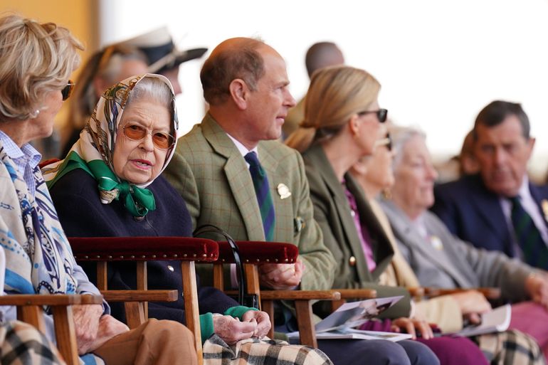 La reina Isabel II hace su 1a aparición pública en semanas