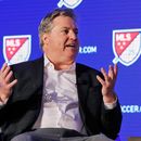 El propietario principal de Los Angeles FC, Larry Berg, hace un gesto durante una entrevista en el evento de inauguración de la vigésima quinta temporada de la MLS en Nueva York, el 26 de febrero de 2020. (Foto AP/Richard Drew)