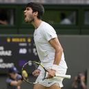 Carlos Alcaraz grita tras ganar un punto ante Novak Djokovic durante la final masculina de Wimbledon, el domingo 16 de julio de 2023, en Londres. (AP Foto/Kirsty Wigglesworth)