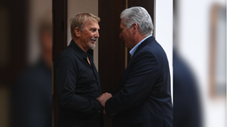 diaz-canel recibe a kevin costner en la habana durante su visita a cuba