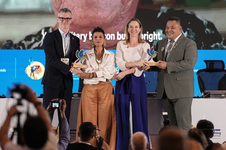 De izquierda a derecha, Philip Nugent, director general de Asuntos de la UE, Internacionales y Marinos; la ministra de Medio Ambiente de Colombia, Irene Vélez Torres; Stientje van Veldhoven, ministra de Política Climática y Crecimiento Verde de Holanda, y Maina Talia, ministro del Interior, Cambio Climático y Medio Ambiente de Tuvalu, posan al final de una conferencia sobre la transición para dejar los combustibles fósiles, el 29 de abril de 2026, en Santa Marta, Colombia. (AP Foto/Iván Valencia)