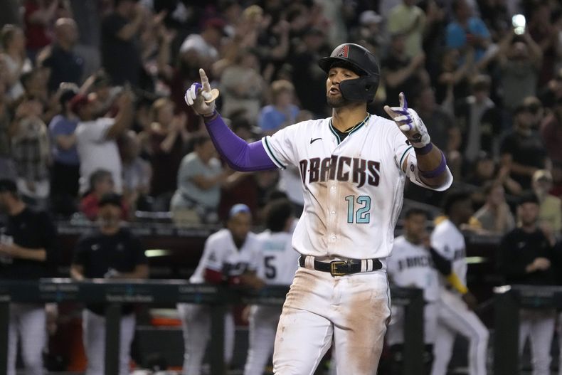 El cubano Lourdes Gurriel Jr. festeja luego de batear un jonrón en solitario por los Diamondbacks de Arizona ante los Nacionales de Washington, el sábado 6 de mayo de 2023 (AP Foto/Rick Scuteri)
