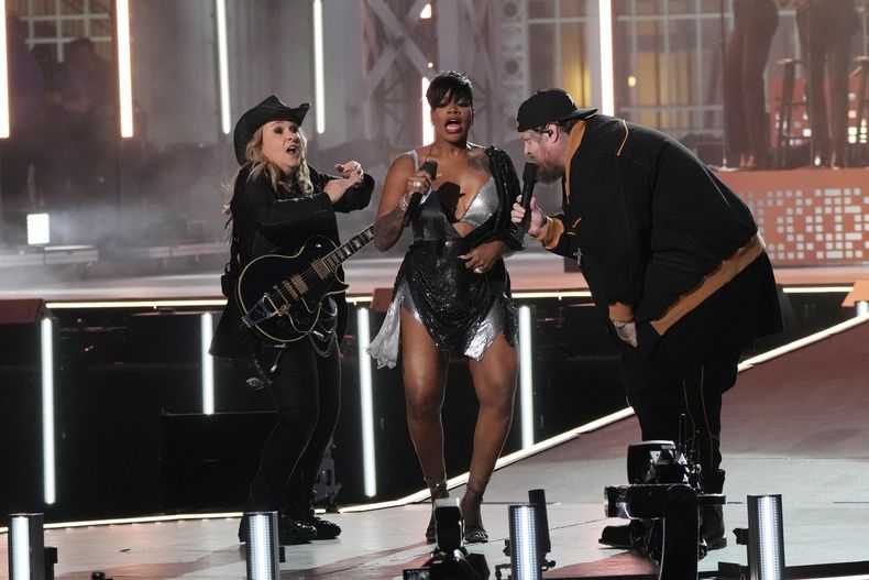 Melissa Etheridge, de izquierda a derecha, Fantasia y Jelly Roll durante su presentación en el concierto Live From Detroit: The Concert at Michigan Central el jueves 6 de junio de 2024 en Detroit. (Foto AP/Carlos Osorio)
