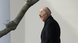 El presidente Joe Biden camina hacia el helicóptero presidencial desde la Casa Blanca, el 12 de enero de 2024, en Washington. (AP Foto/Mark Schiefelbein, Archivo)