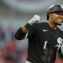 El venezolano Elvis Andrus, de los Medias Blancas de Chicago, festeja luego de conectar un jonrón de tres carreras ante los Rojos de Cincinnati, el viernes 5 de mayo de 2023 (AP Foto/Aaron Doster)